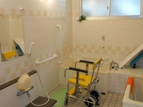 「シニアレジデンス枚方」の浴室。介助手すりや低く設定された浴槽を備え付けている。
