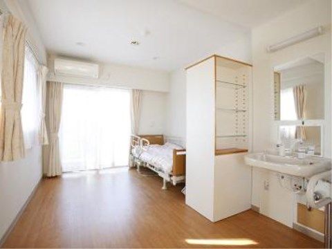「順洋会武蔵野ガーデン」の居室。夏場には、2面の窓を開けて、風通しの良い居室空間になる。