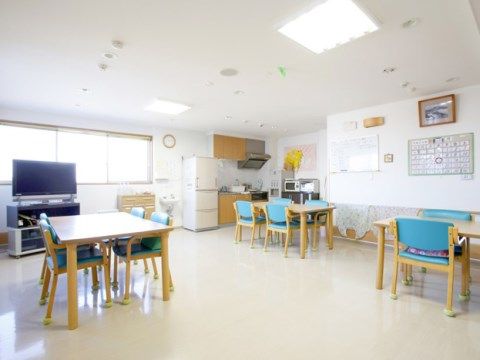 「順洋会武蔵野ガーデン」の食堂。窓からの日射も良く入り、レクリエーションホールの場にもなる。