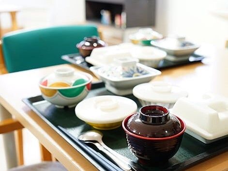 おぼんにのせた食事用の食器やスプーン