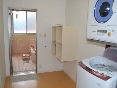 「ナーシングホーム忠岡さつき通り」の脱衣所。脱衣所から浴室に入る際の段差もない、フラットな作りを施している。