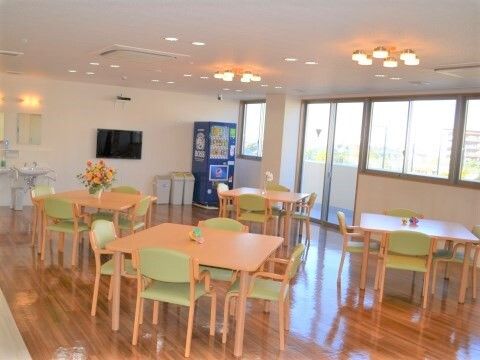 「ナーシングホーム忠岡さつき通り」の食堂。1卓に4人と少人数でお喋りしながら、美味しいお食事をいただける。