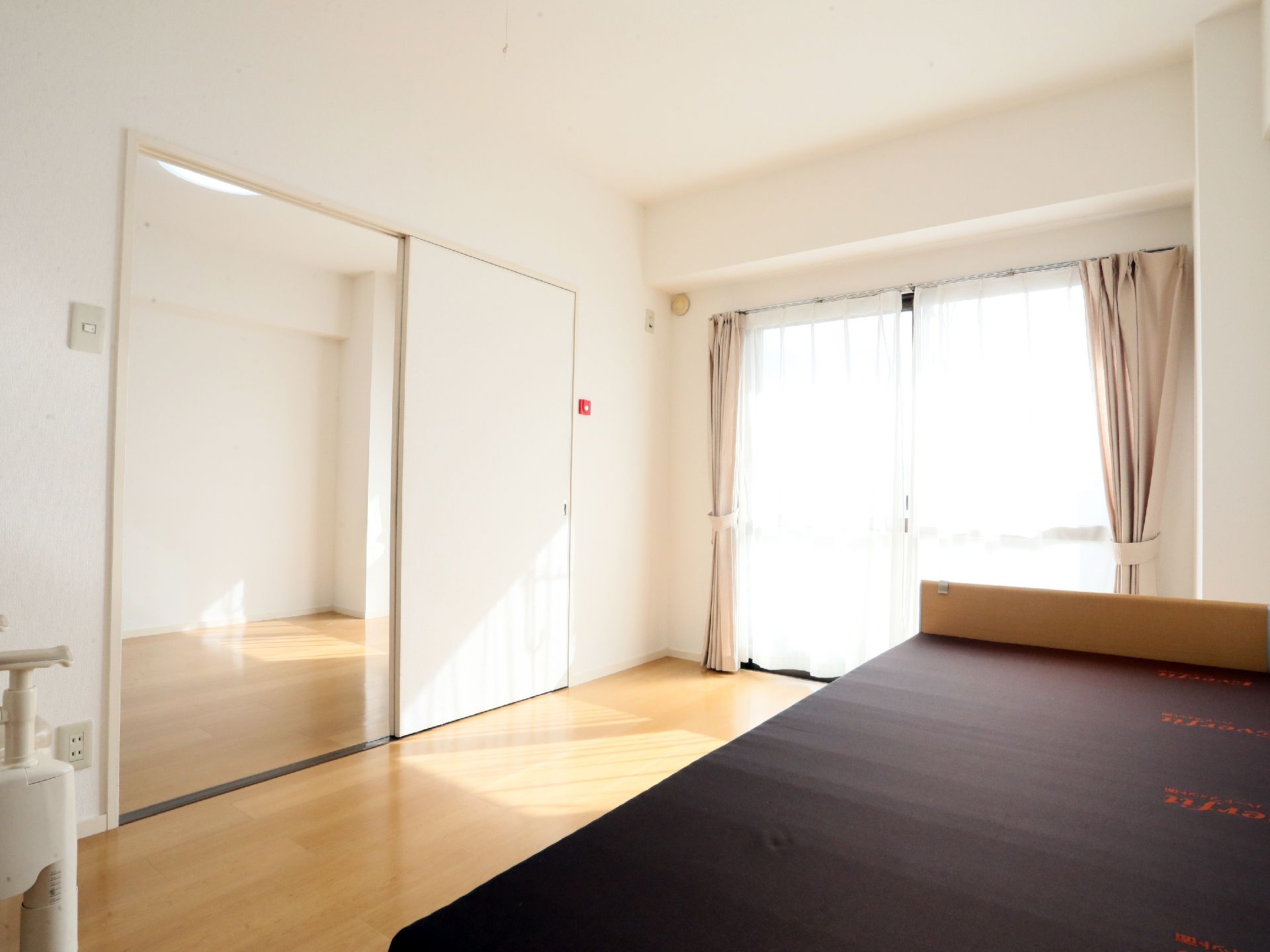 広々とした間取りの居室は夫婦で入居することが可能である。寝室には介護用ベッドやポータブルトイレが設置されている。