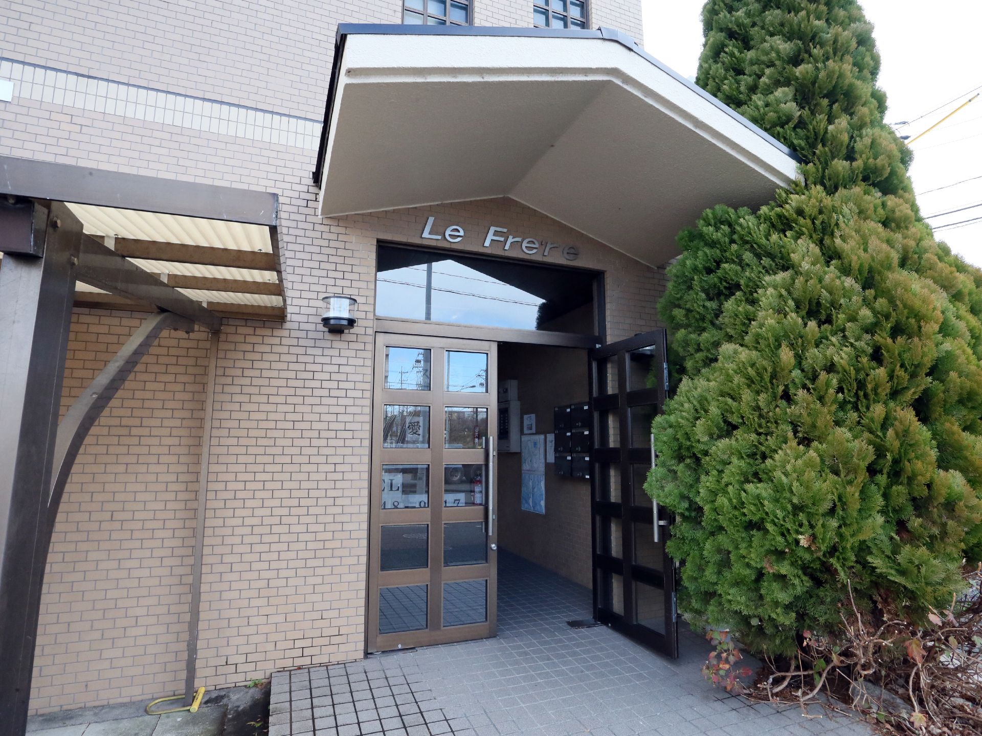 観音開きの扉の右側が開いたままになっている、施設入口