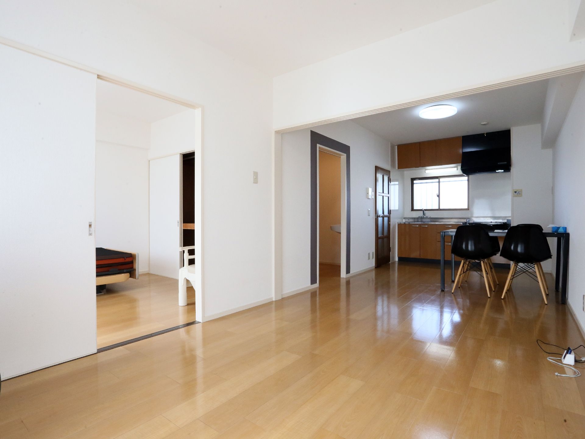 キッチン前にダイニングテーブルが置かれた、２部屋タイプの部屋