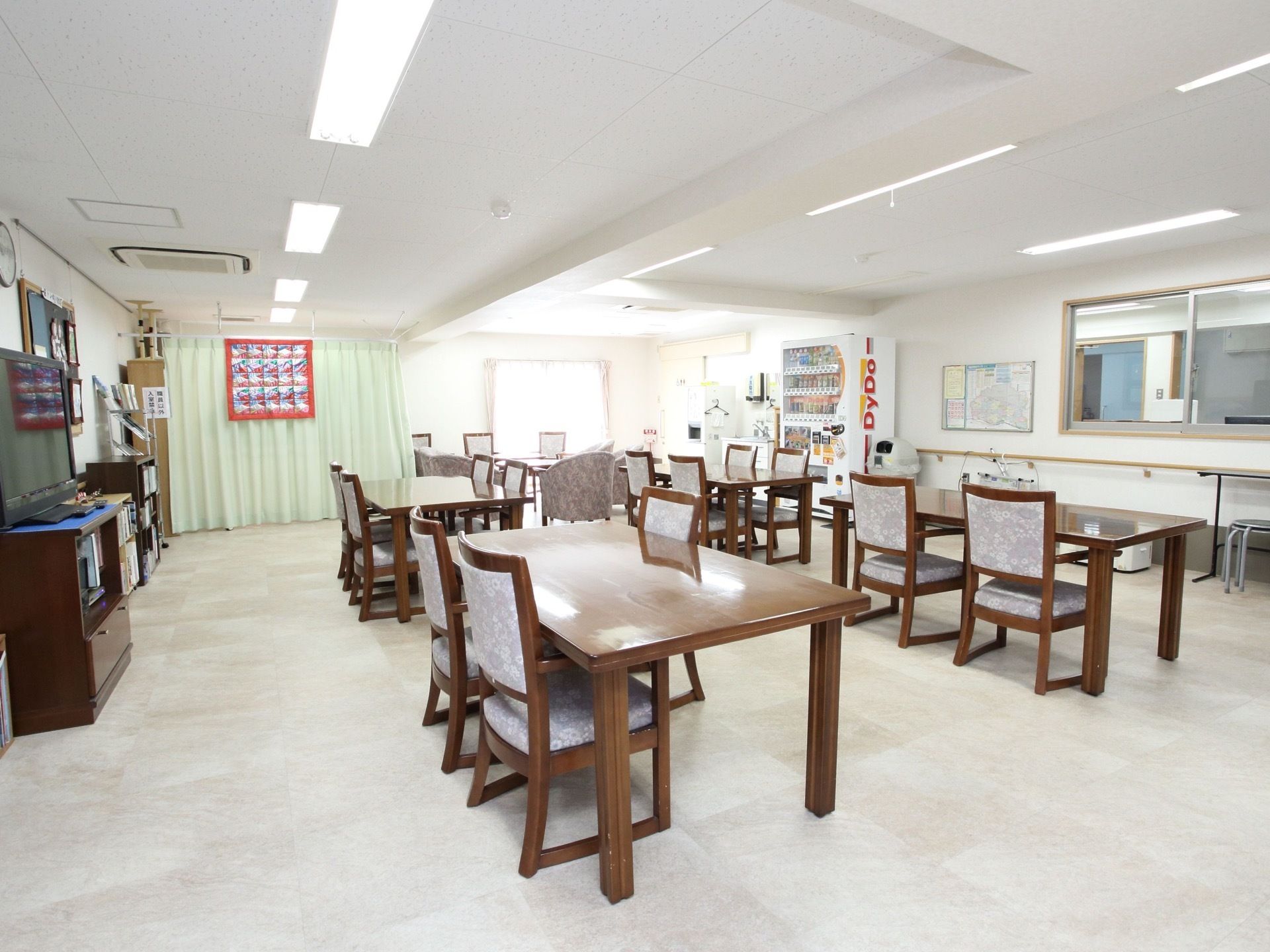 ４人掛けのテーブルを２列に並べた大きな部屋がある。室内に飲料の自動販売機があり、好きな飲み物を購入することが可能だ。