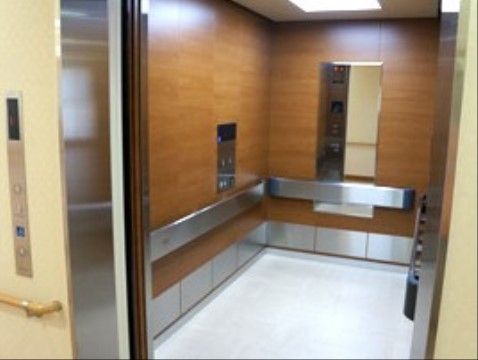 カミングホーム瑞穂のエレベーター。車いすでの利用が簡単に行える広さやフローリングとなっております。