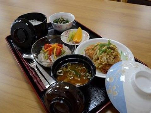 ファインビレッジ緑花台の食事。栄養バランスを整えた美味しいお食事を作りたてでご提供しております。