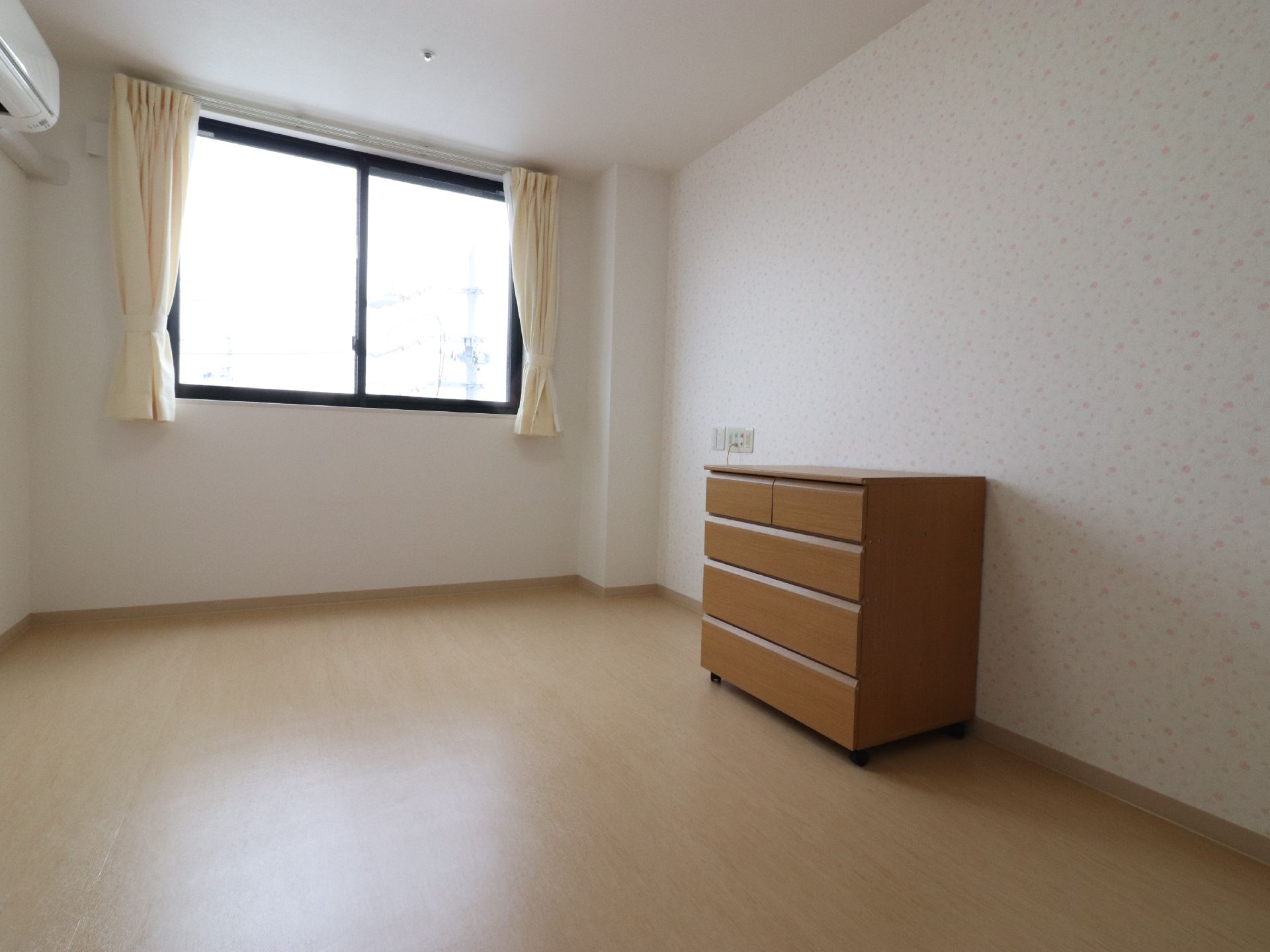 個人部屋には窓があるので、採光と通気が確保されている。はじめからエアコンやチェストが備え付けられている。