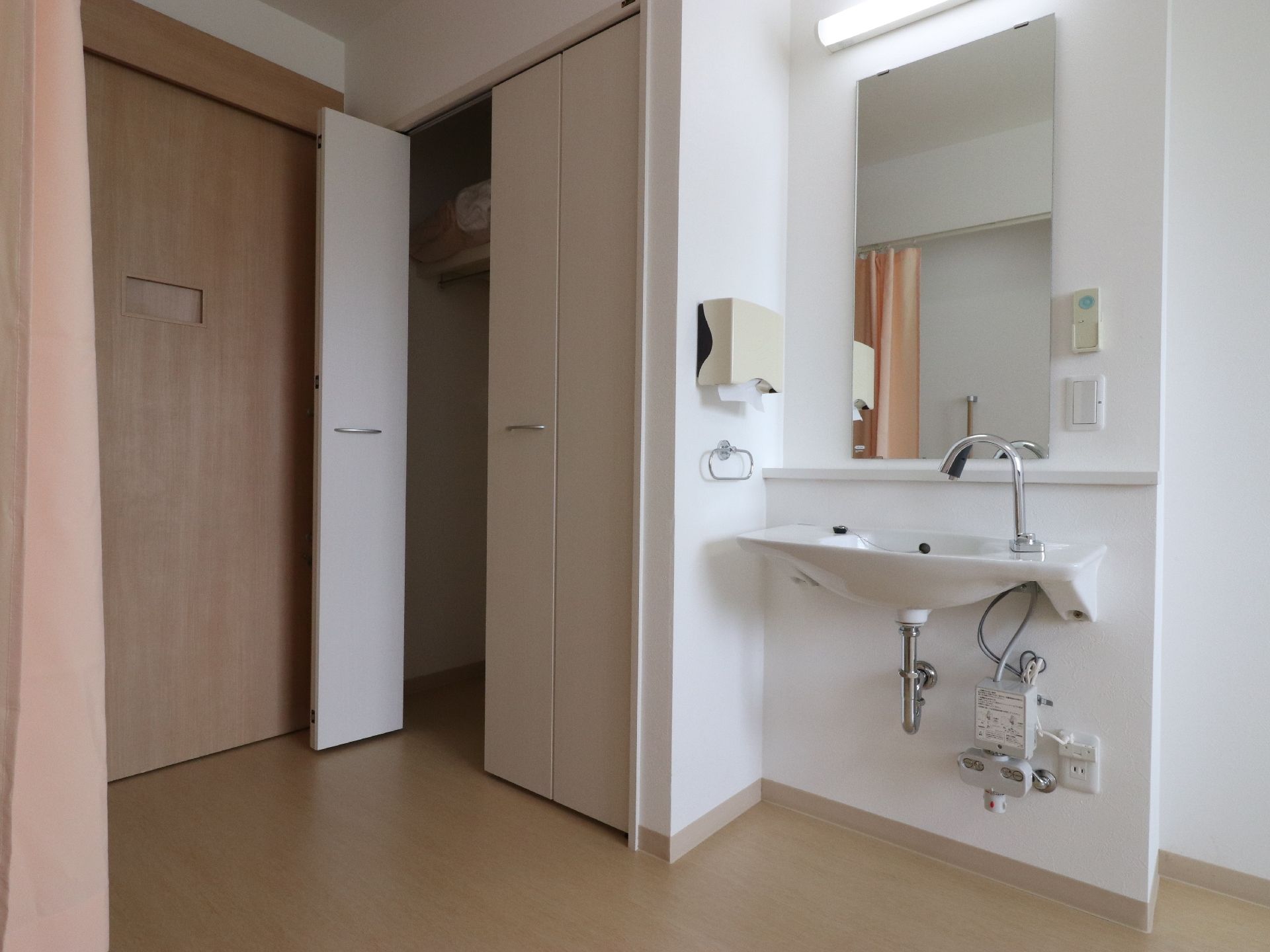 部屋に作り付けのクローゼットがある。ハンガーラックや棚があるので、洋服をかけておき、収納しておくのに便利である。