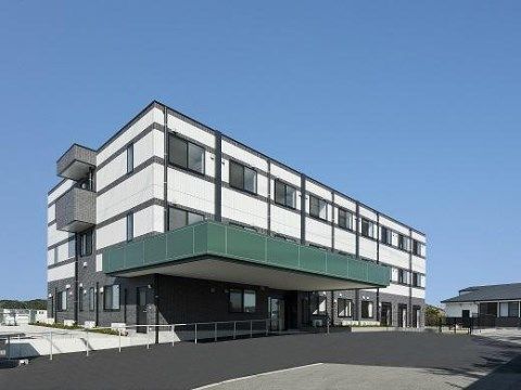 ファインビレッジ緑花台の外観。大きなエントランスルーフが特徴の明るく、大きな施設外観となっております。