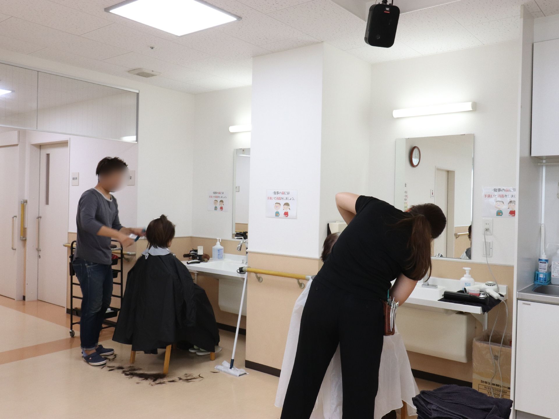 体が不自由で床屋や美容院に行けない方の為に、美容師が施設に来て髪の毛をカットしてくれるので、快適に生活できる。