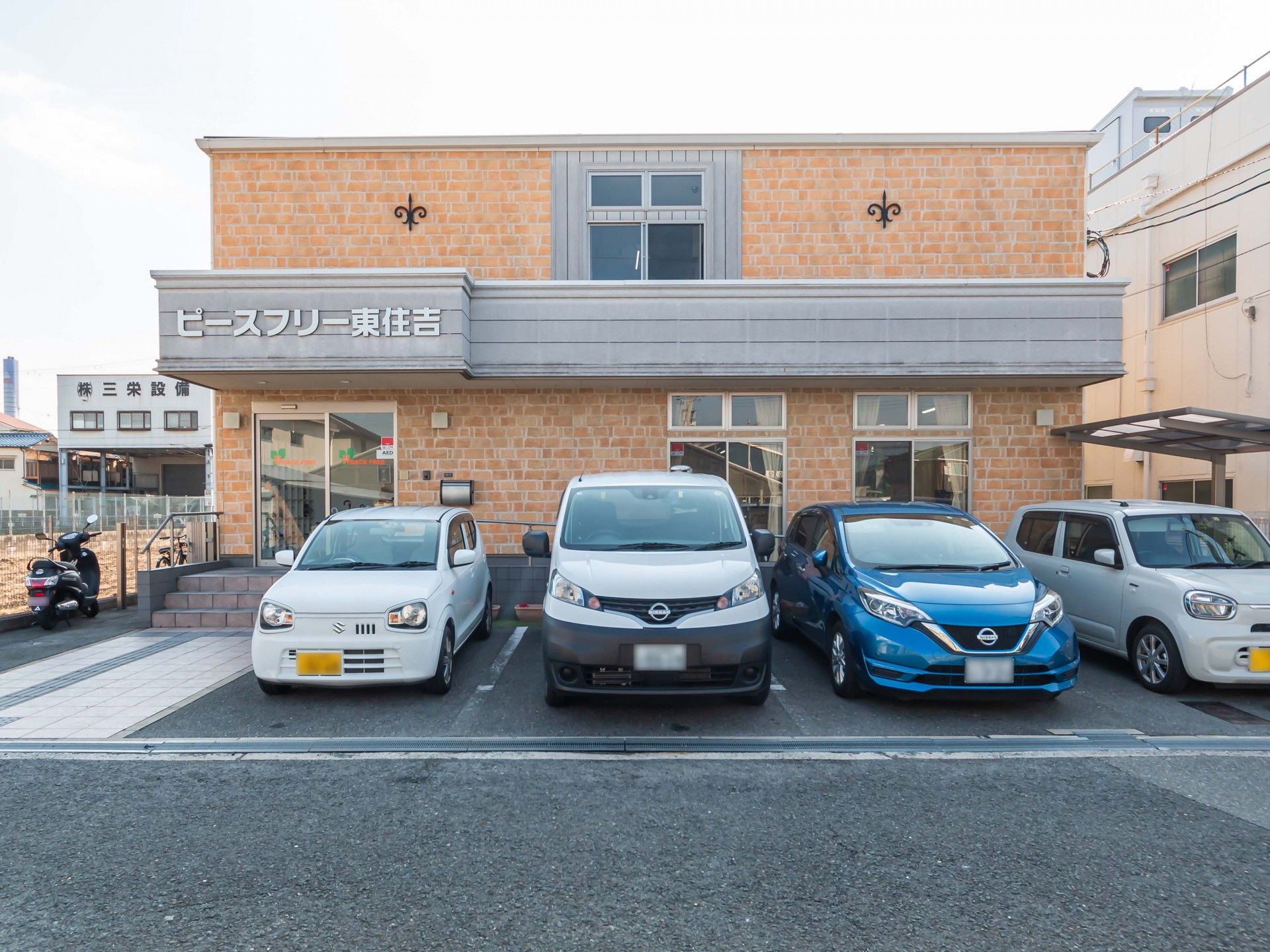 明るい外観の施設入口