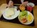 朝食をとる手元の光景
