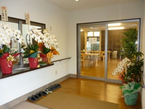 花に囲まれたエントランス