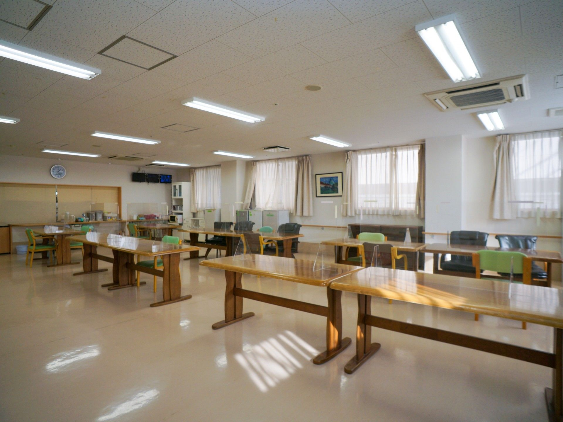 広々とした明るい食堂
