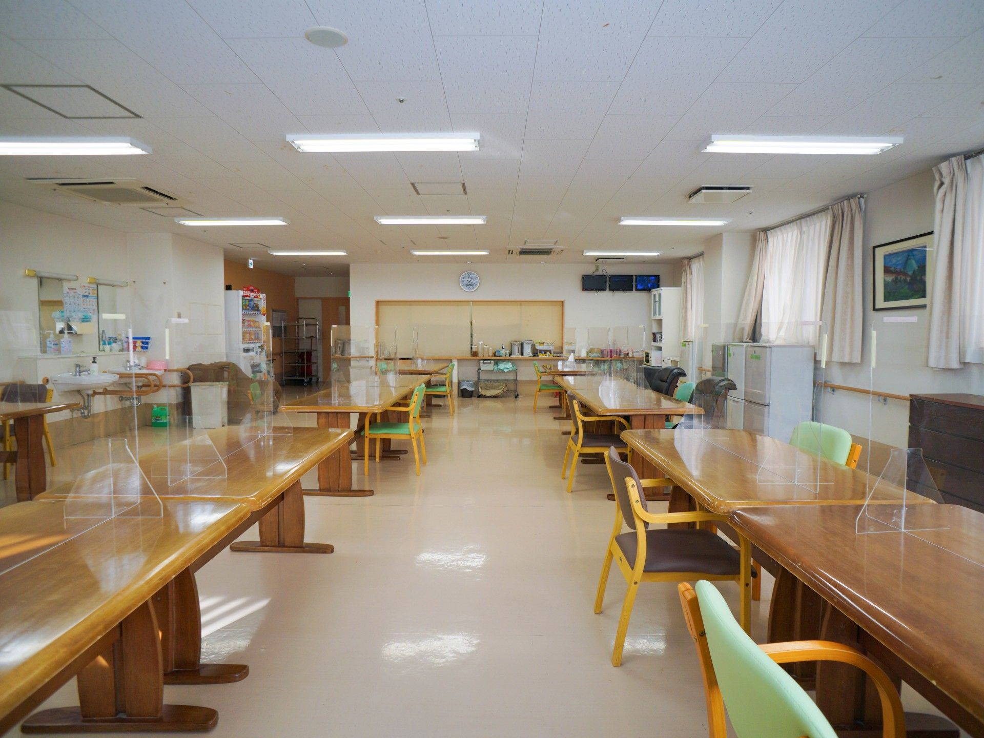 明るく広々とした食堂