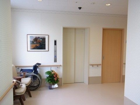 エレベーター前の明るい廊下
