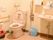 トイレは広く清潔感のあるスペースである。独立した洗面台が設置されており、ハンドソープが用意されている。