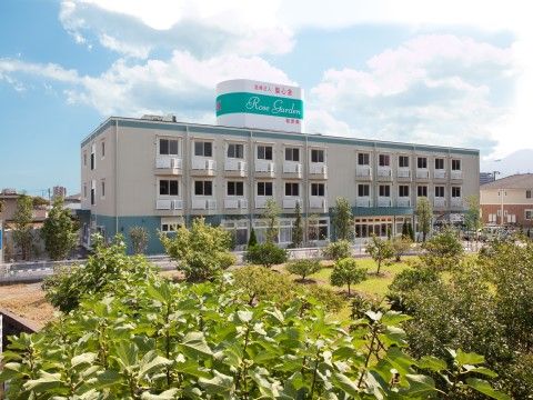 ローズガーデン葛原東の外観。緑を外壁にあしらったおしゃれな雰囲気の大きな介護施設となっております。
