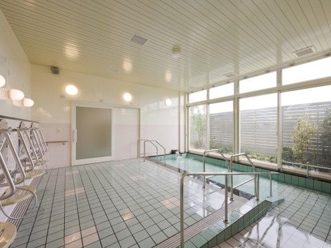 ローズガーデン葛原東の大浴場。転倒防止の手すりが完備されておりますので安心してご使用いただけます。大きな浴槽で足を伸ばしてご入浴ください。
