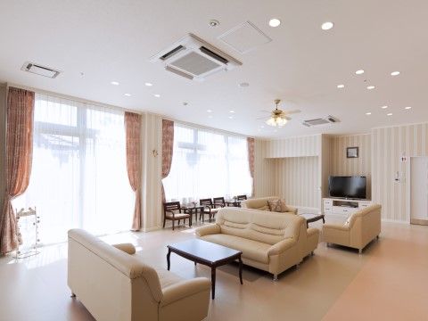 ローズガーデン葛原東の談話室。毎日入居者様が集まりおしゃべりを楽しむ憩いの場となっております。