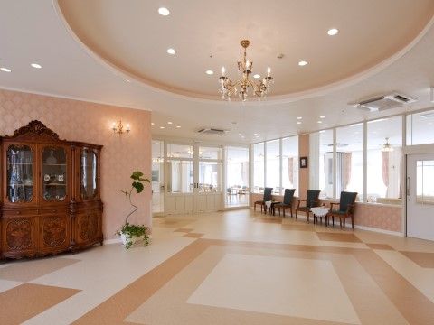 ローズガーデン葛原東のエントランス。テーブルセットも用意し、ご面会のお待合や、お散歩のご休憩にご使用いただけます。