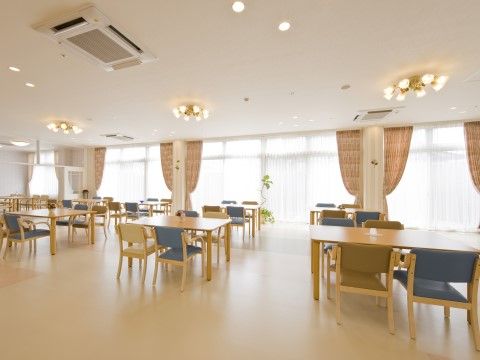 ローズガーデン葛原東の食堂。明るく広々とした食堂では、日々賑やかに楽しいお食事となっております。