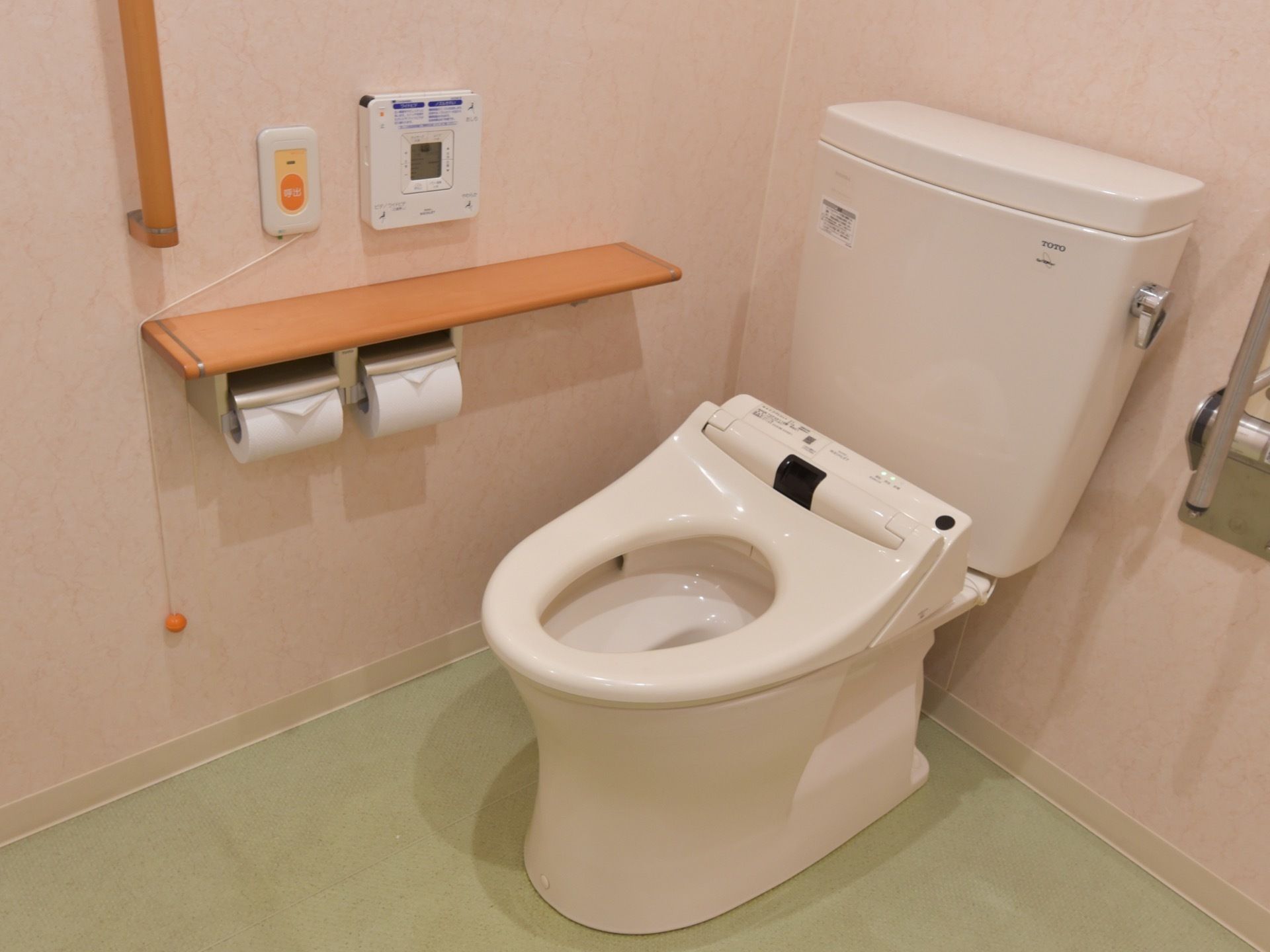 気分が悪くなった時でもすぐにスタッフと連絡が取れるよう、壁には緊急ブザーが設置してあるので、入居者様は安心してトイレを利用できる。