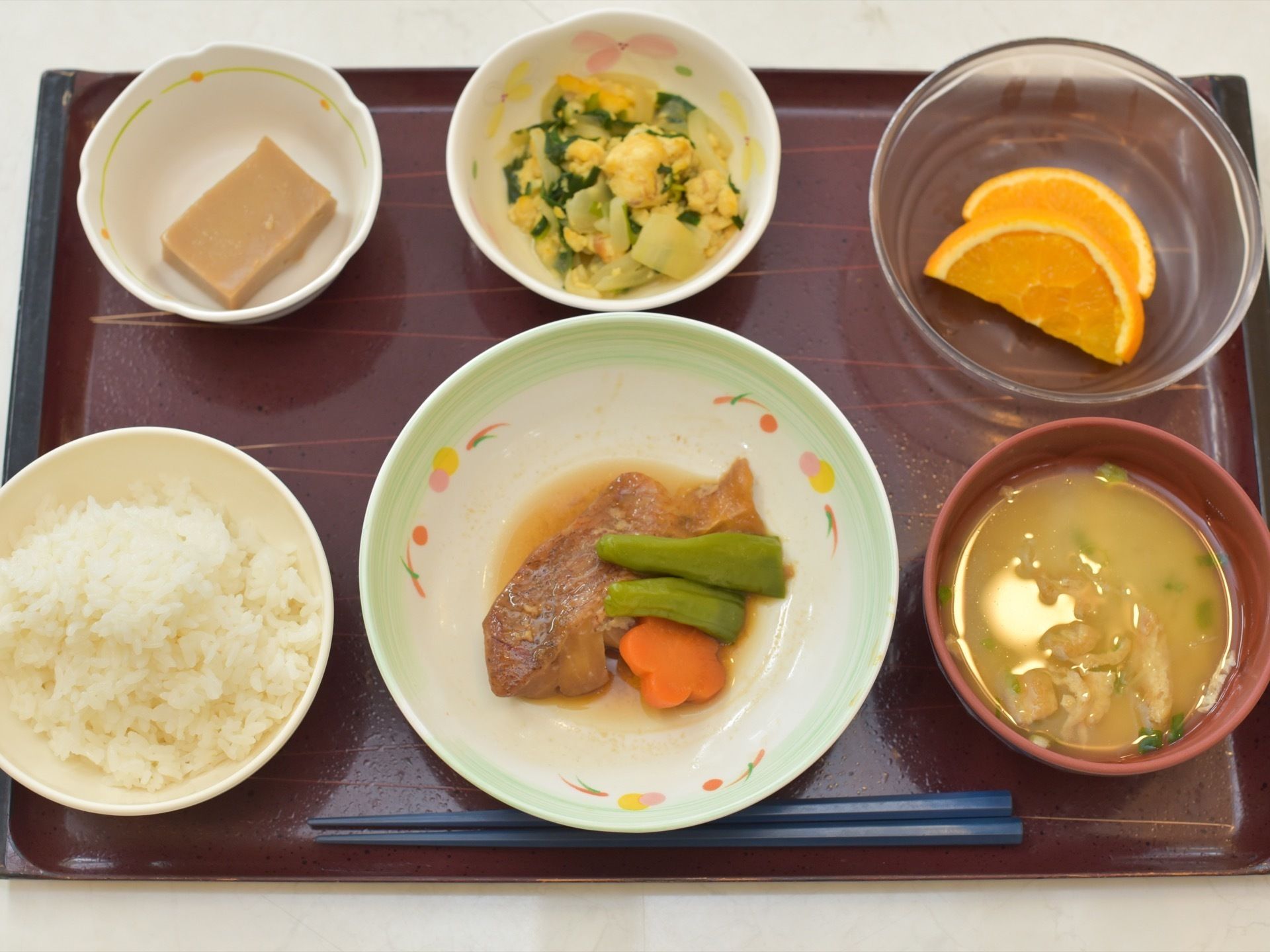 小鉢に分けた程よいサイズの日本食が今回のメニューとなっている。栄養も考えて作っているメニューで好評である。