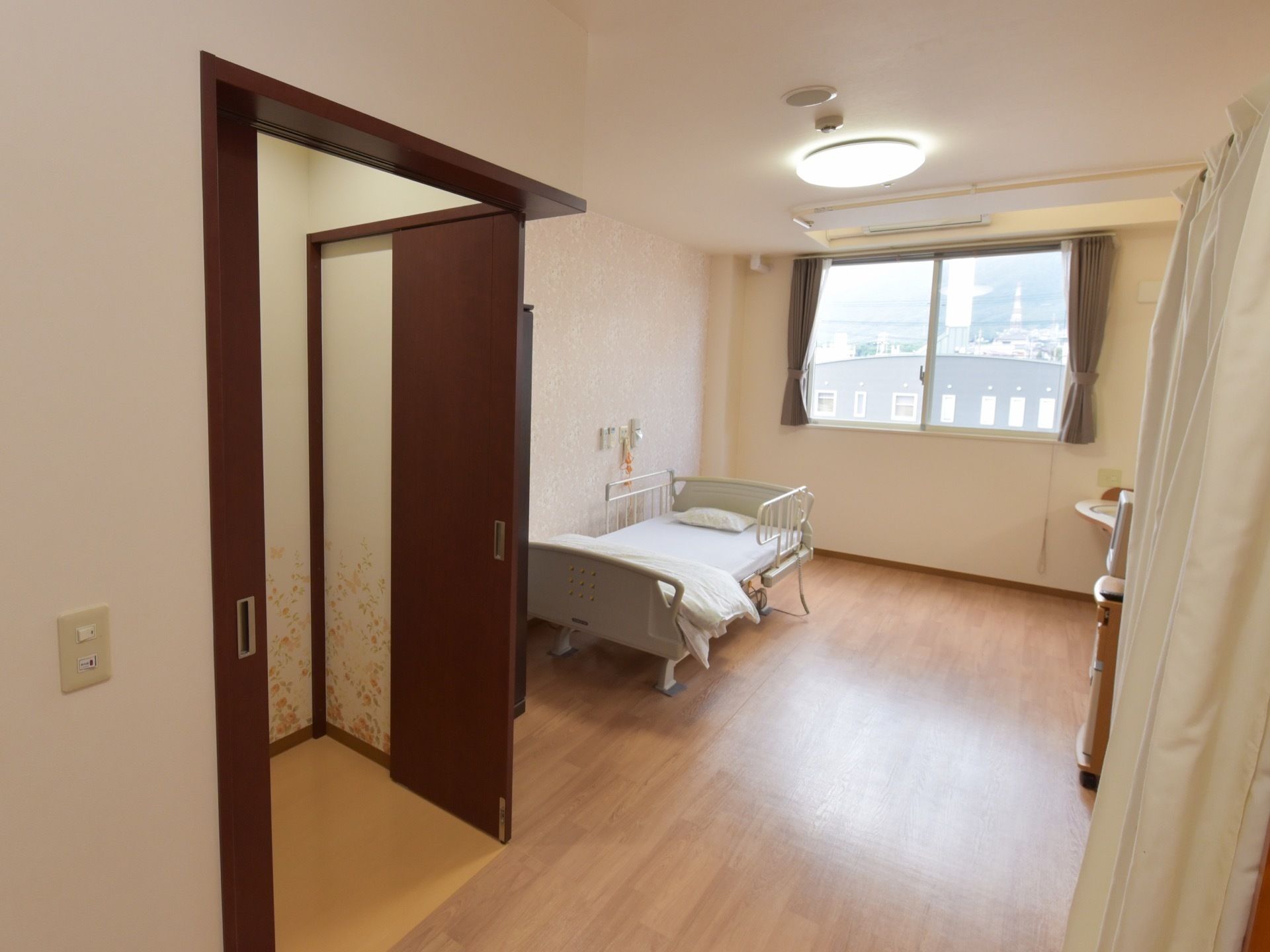 電動ベッドが一台あり、寝たり起きたりするのに負担が少なく、快適に暮らせる。就寝時でも使える場所に緊急時ブザーが設置してあり安心である。