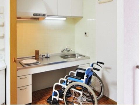 富士白苑大磯コーポのキッチン。ご自宅と同じ生活をお送り頂けるよう居室内にはキッチンが用意されています。