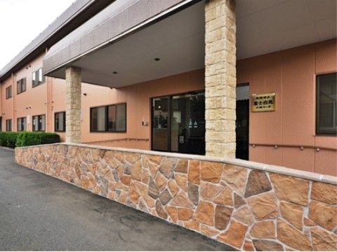 富士白苑大磯コーポの正面玄関。車いすでの入館ができるようスロープを完備した玄関となっております。