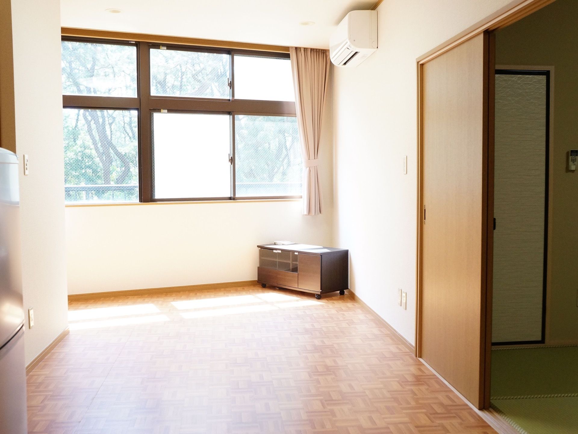 居室には洋室もある。和室とは扉で仕切られている。エアコンが完備されている。窓から日が当たる部屋となっている。