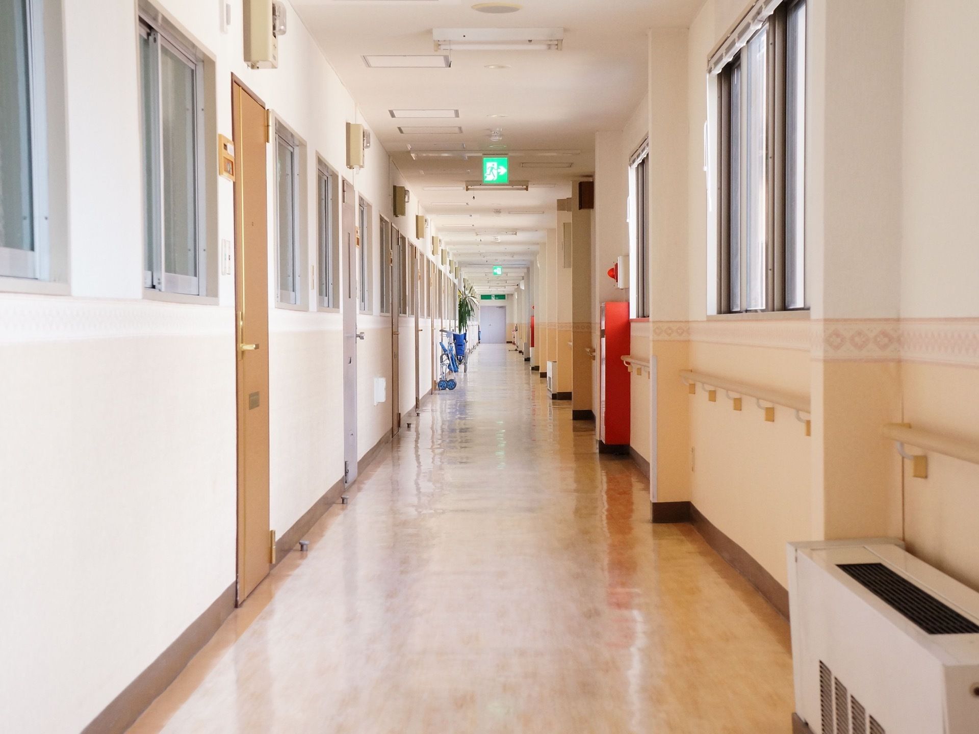 日当たりの良い明るい廊下である。壁側には手すり、消火栓が配置されている。バリアフリー対応の廊下となっている。