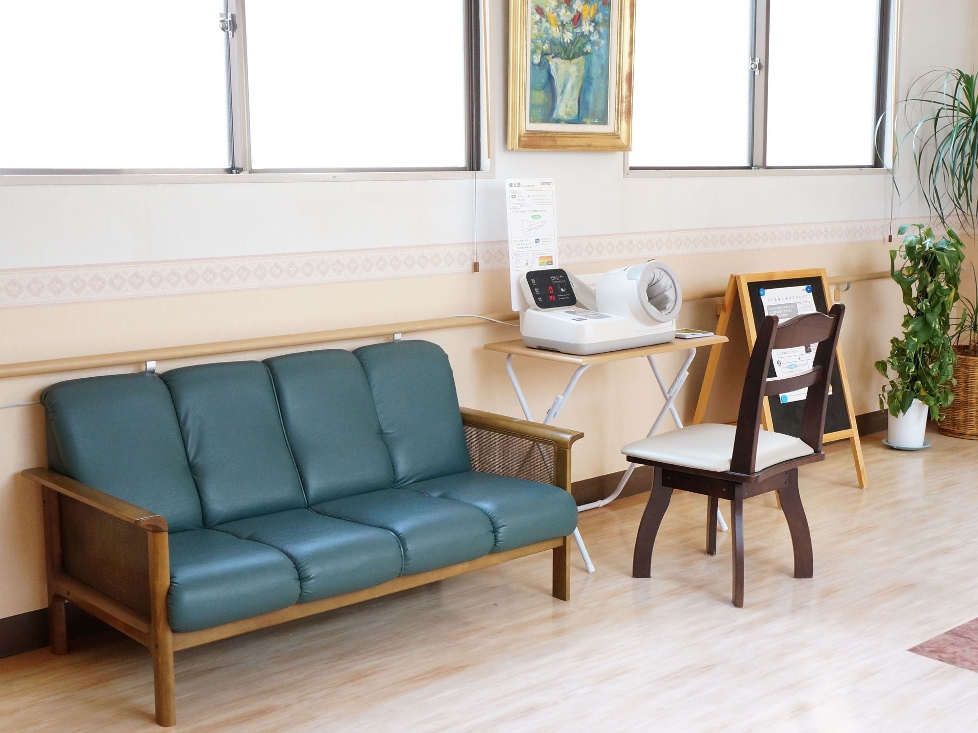各廊下にソファを設置している。血圧計を置いて、自由に計れる。自分で定期的にチェックして健康意識を高めることができる。