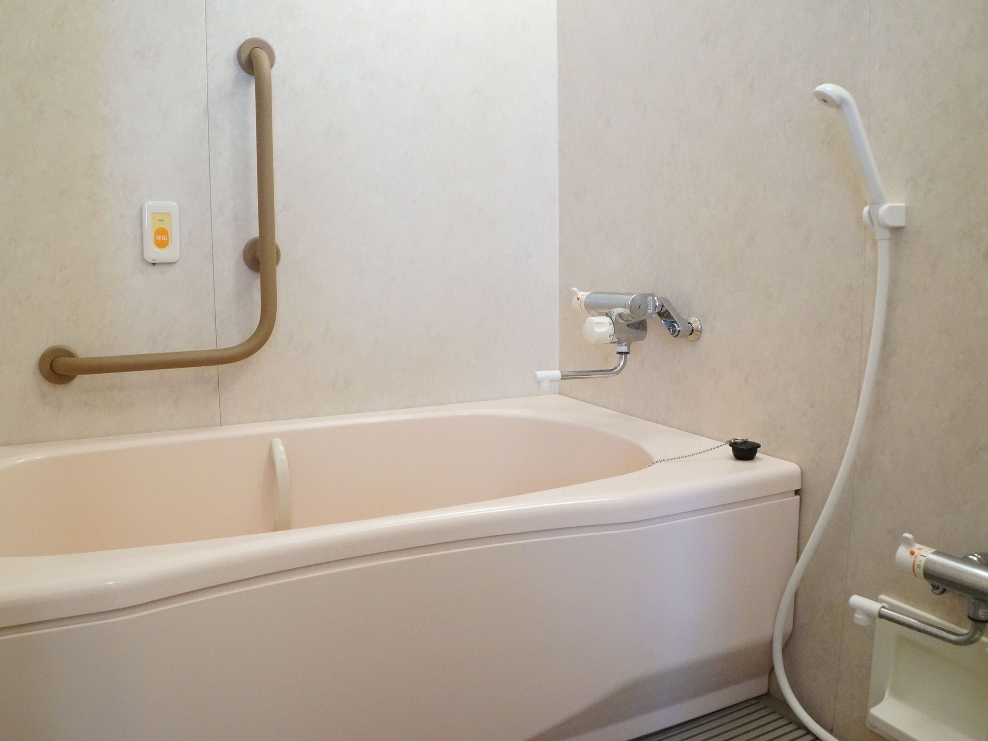 居室の中に浴室がある。プライバシーを守れる。手すりと緊急ボタンが設置されて、個室でも安心入浴できる。