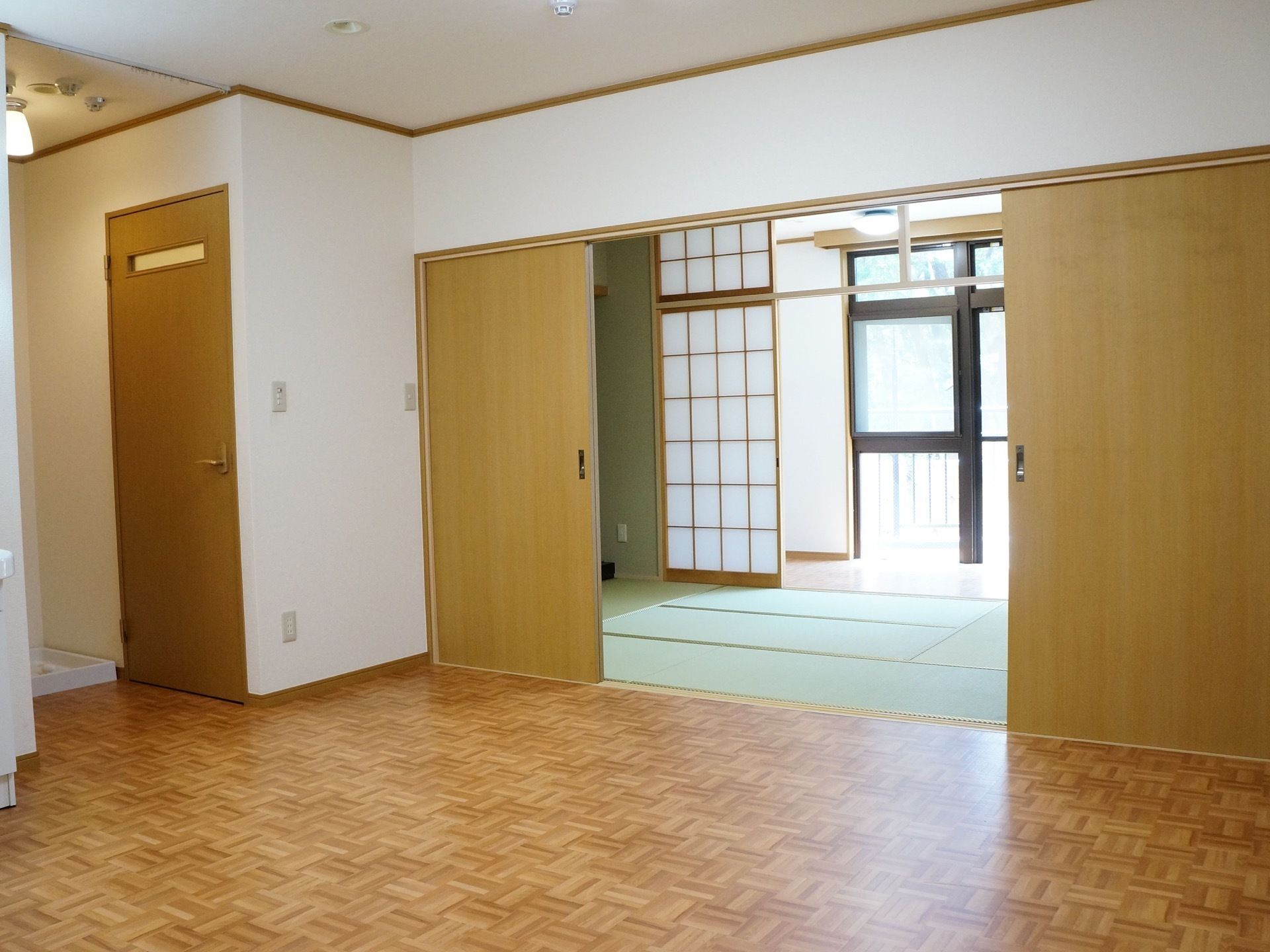 居室は洋室と和室が二間続いている。襖を開ければ広々と全ての部屋が明るい。２人でもゆったり過ごせる部屋となっている。