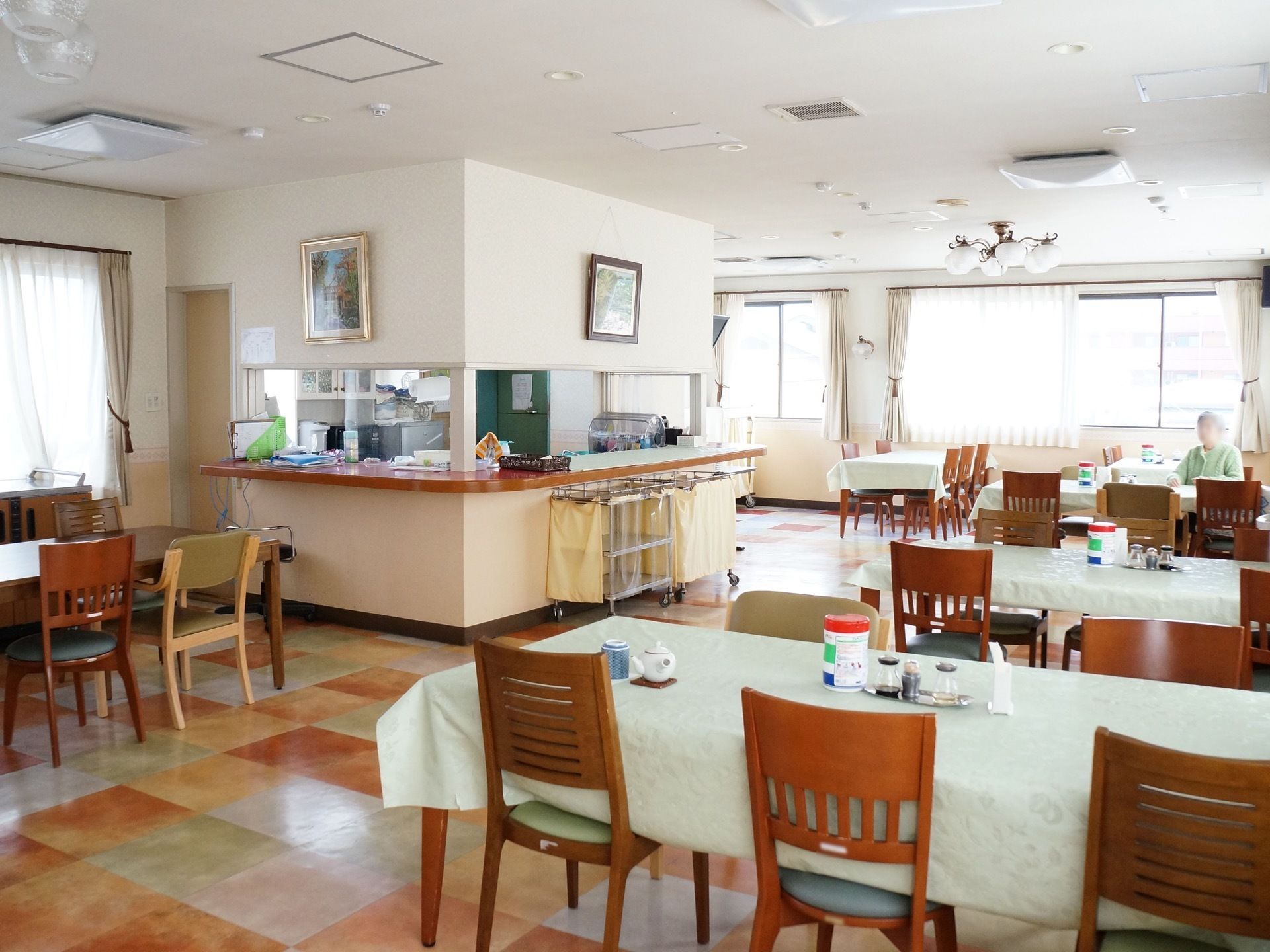 食堂にキッチンが併設されている。自身でお茶を入れたり、食器など簡単に洗うことができる。窓から光が入る明るい空間である。