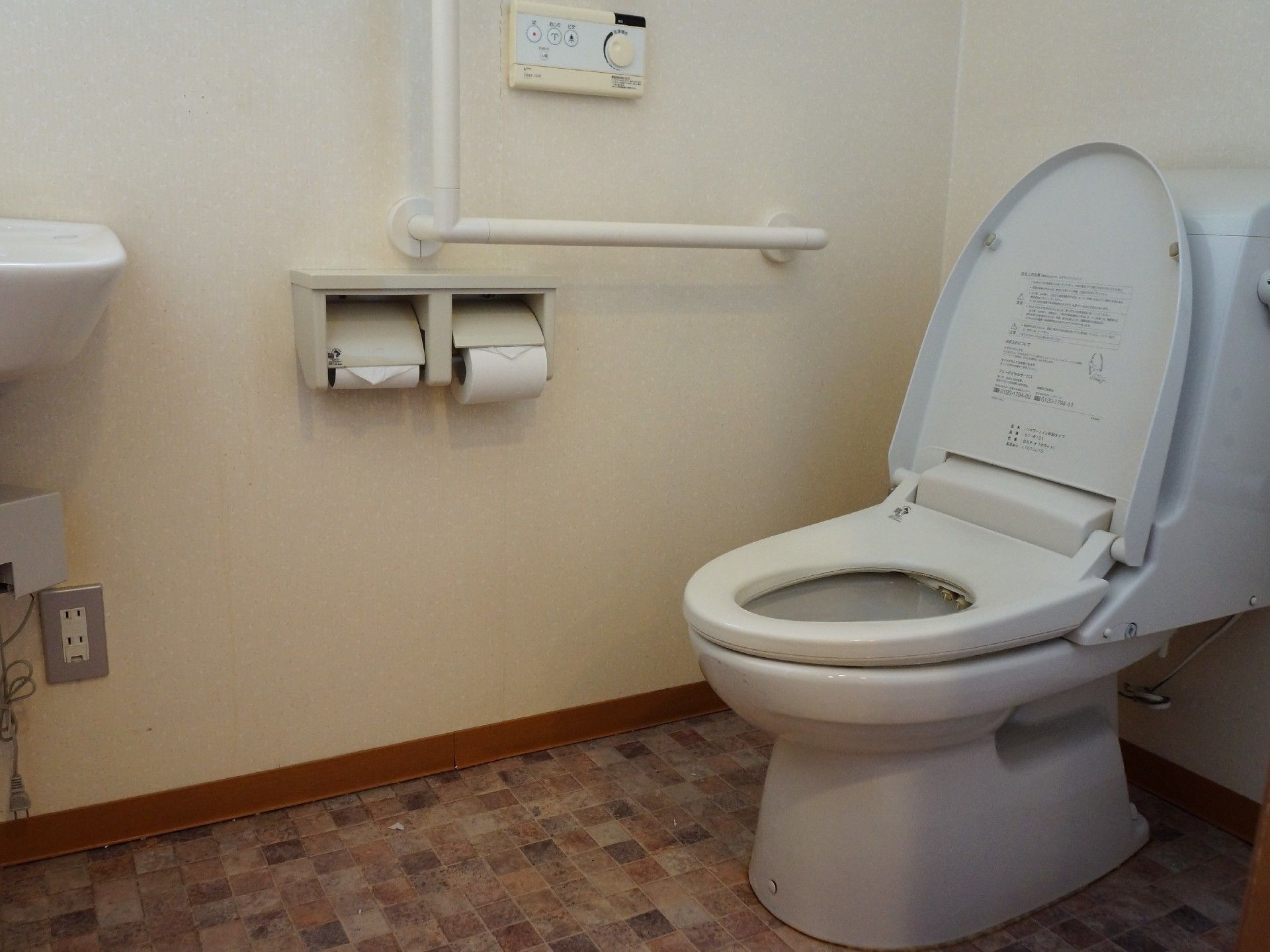 グループホーム ゆう希苑 花見川のトイレ。手すりを配備したバリアフリー設計のトイレとなっております。