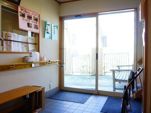 明るく清潔感のある玄関入口