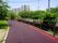 施設のすぐそばには、遊歩道があり傍には川が流れ、反対側の路肩には、木が茂り緑豊かである。歩道も綺麗に整えられ散歩コースとなっている。