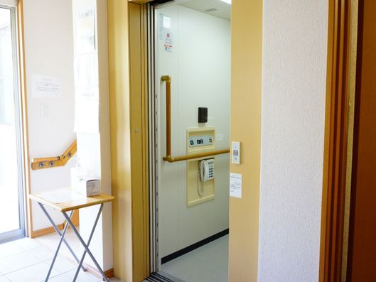 エレベーター外観