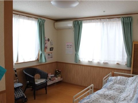 「グループホーム ゆう希苑 まごめざわ」の居室。窓を開けると夏場は涼しい風の通り道になり、部屋に澄んだ空気が循環する。