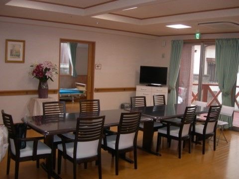 「グループホーム ゆう希苑 まごめざわ」の食堂。食堂は、入居者様が集まって、交互にお喋りしながら真心を込めて作ったお料理をいただける。