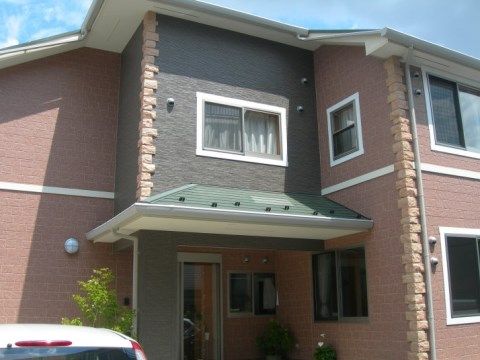 一般住宅のような造りになっている、２階建ての建物の玄関前