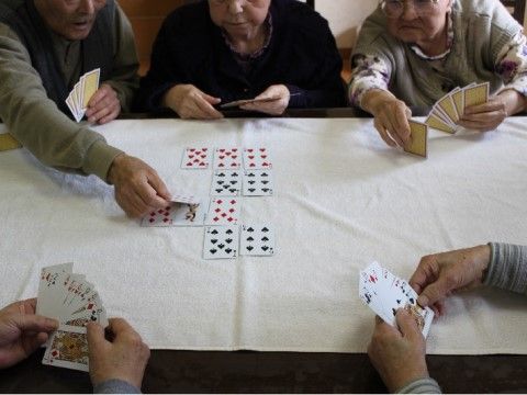 白いクロスのテーブルでトランプを広げて七並べをして遊ぶ入居者様