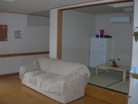 「グループホーム ゆう希苑 まごめざわ」のリビング和室。入居者様方が自由に使用できるリビング和室で、ティータイムをできる。