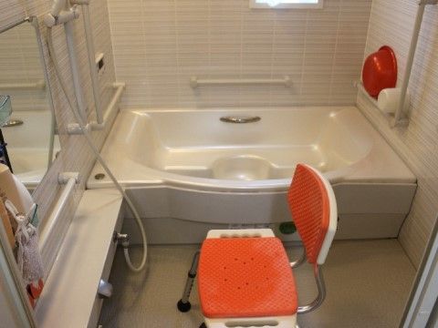 「グループホーム ゆう希苑 まごめざわ」の浴室。入浴は1人で行えるので、好きな時間帯で好きな時に入ることができる。
