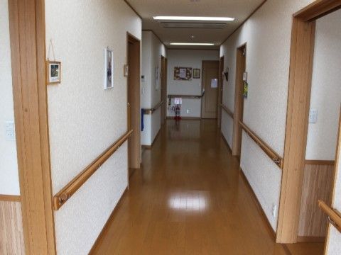 「グループホーム ゆう希苑 まごめざわ」の廊下。廊下は横幅を広く、介助手すりを設け、フラットな廊下を整えている。